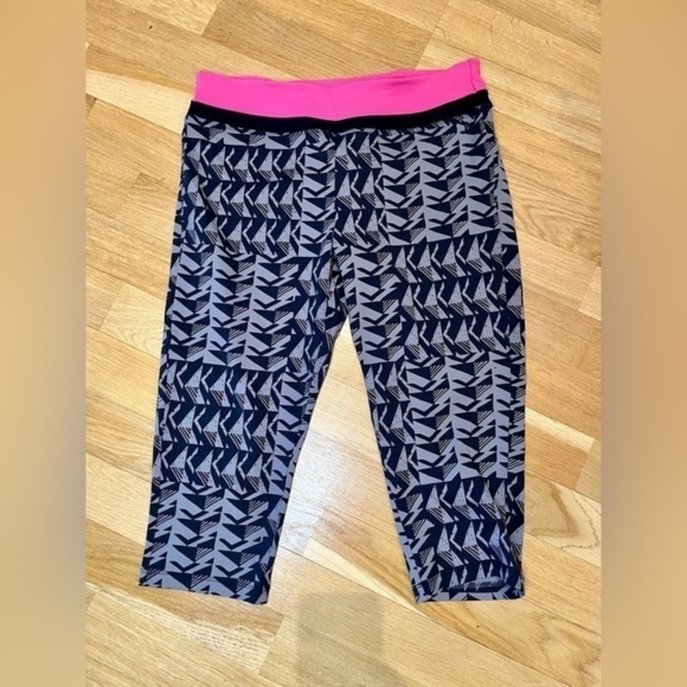 Joe Fresh 3/4 active leggings w/ patterned  printed fabric / multi coloured